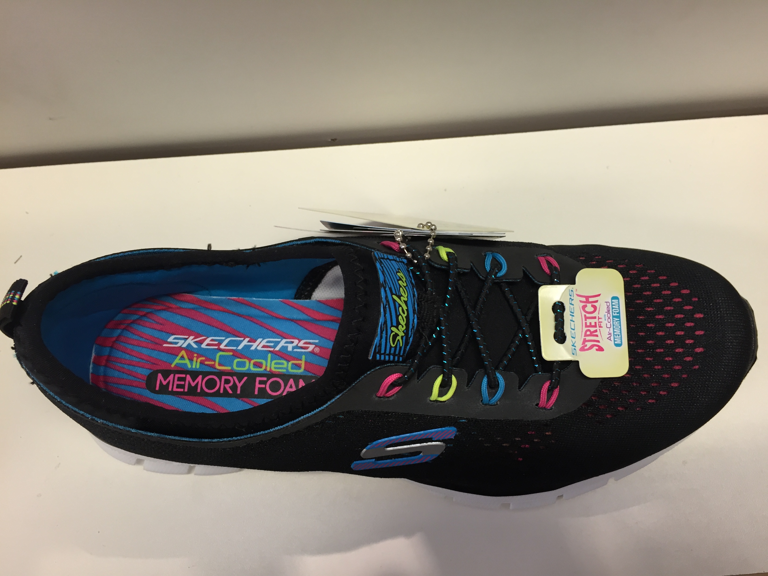 Fritidssko Skechers, med fina detaljer, "Stretch-Fit",  resår istället för snörning, innersula Memory Foam, Air-Cooled.  - 2