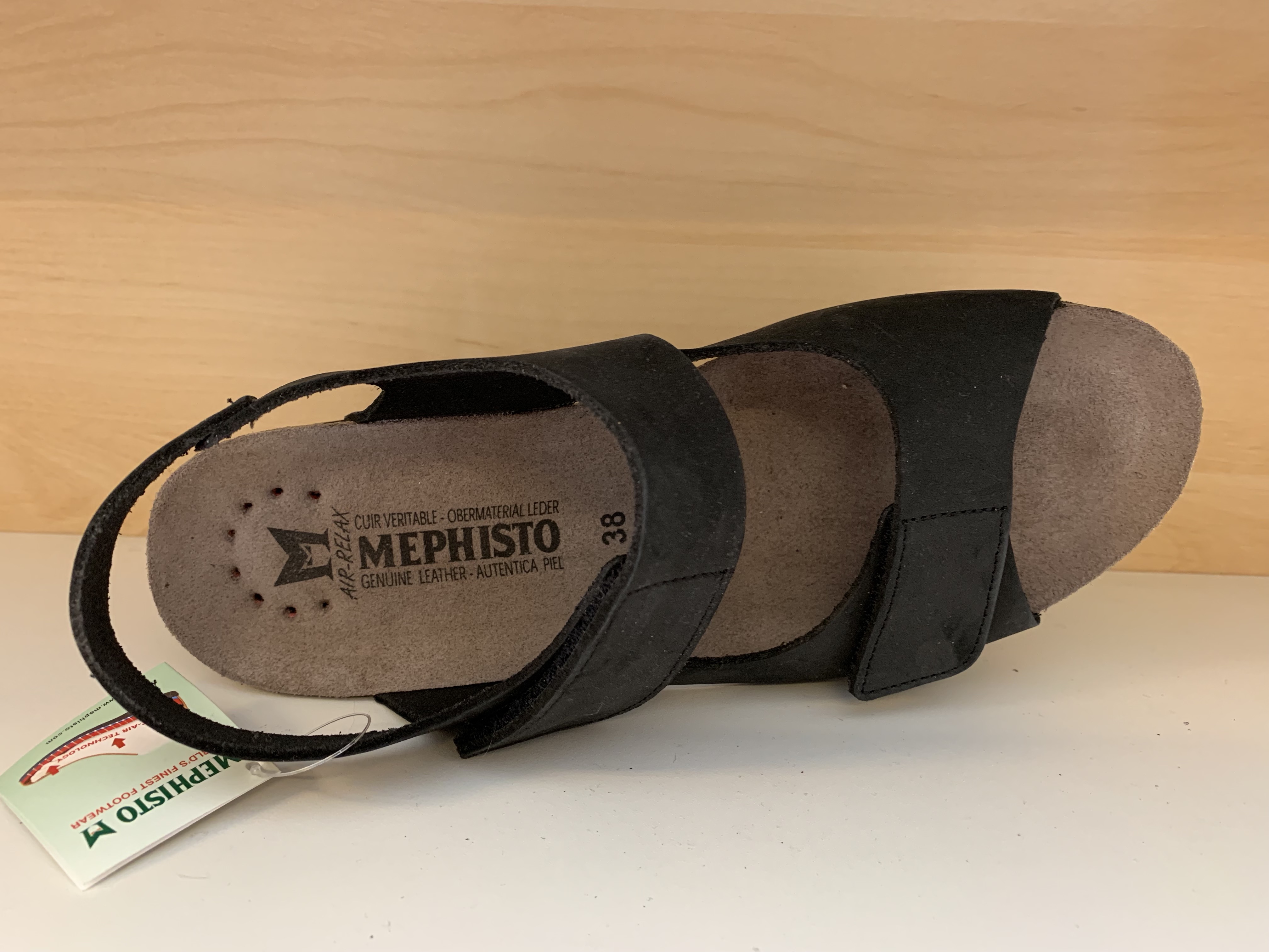 Svart skinnsandal  MEPHISTO. Air-Relax innersula. Kardborband. Kilklack 7 cm, men skorna känns inte så höga, jättesköna. - 3