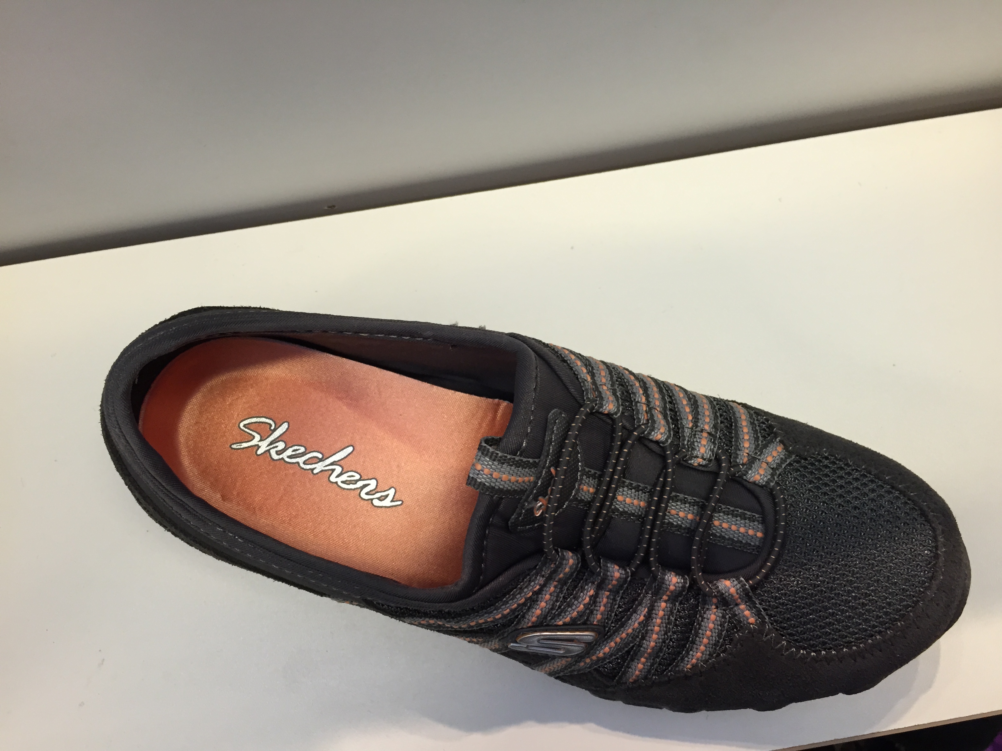 Skön Skechers-sko, grå i skinn och textil, med resår istället för snörning. - 2