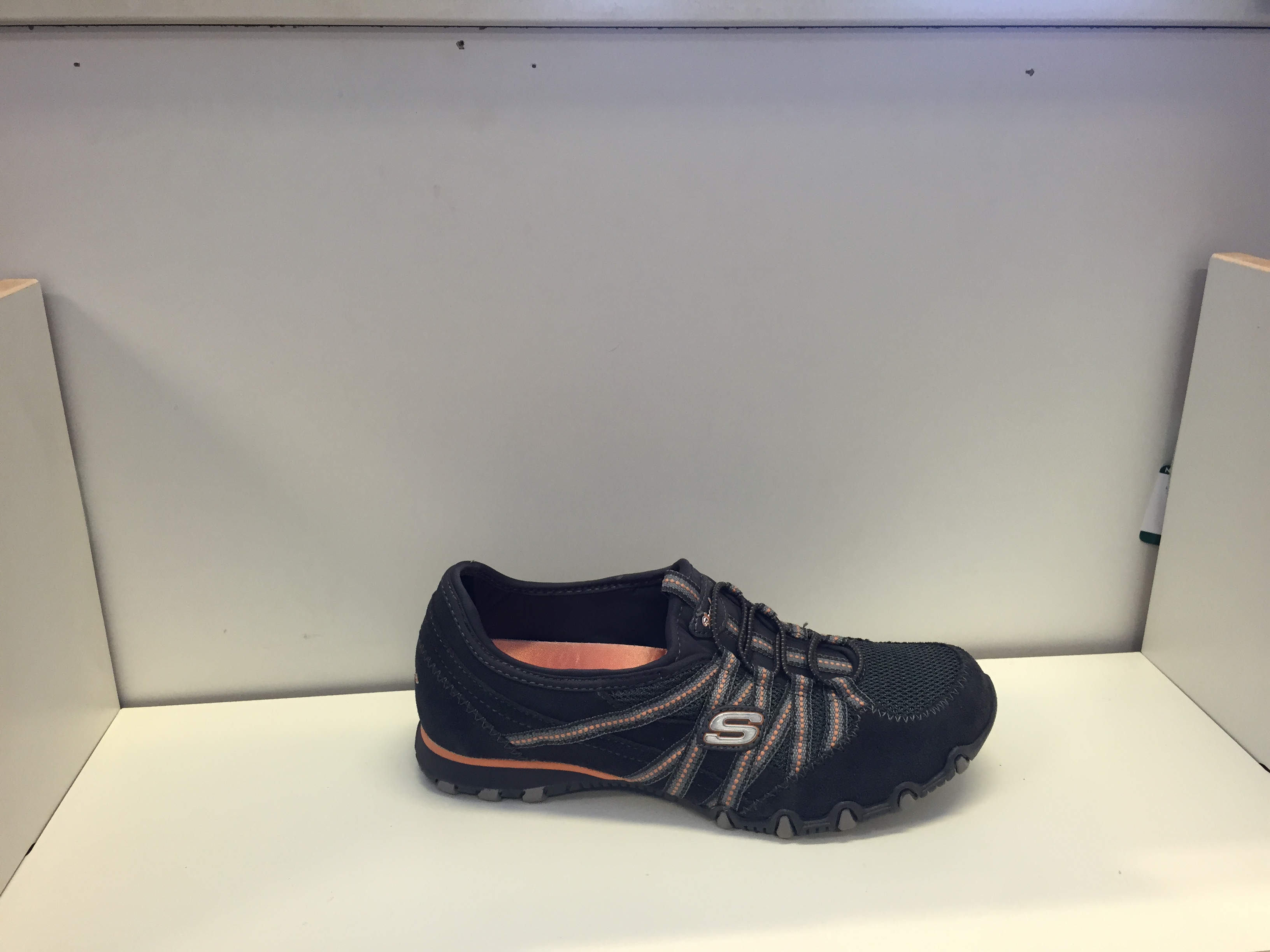 Skön Skechers-sko, grå i skinn och textil, med resår istället för snörning. - 3