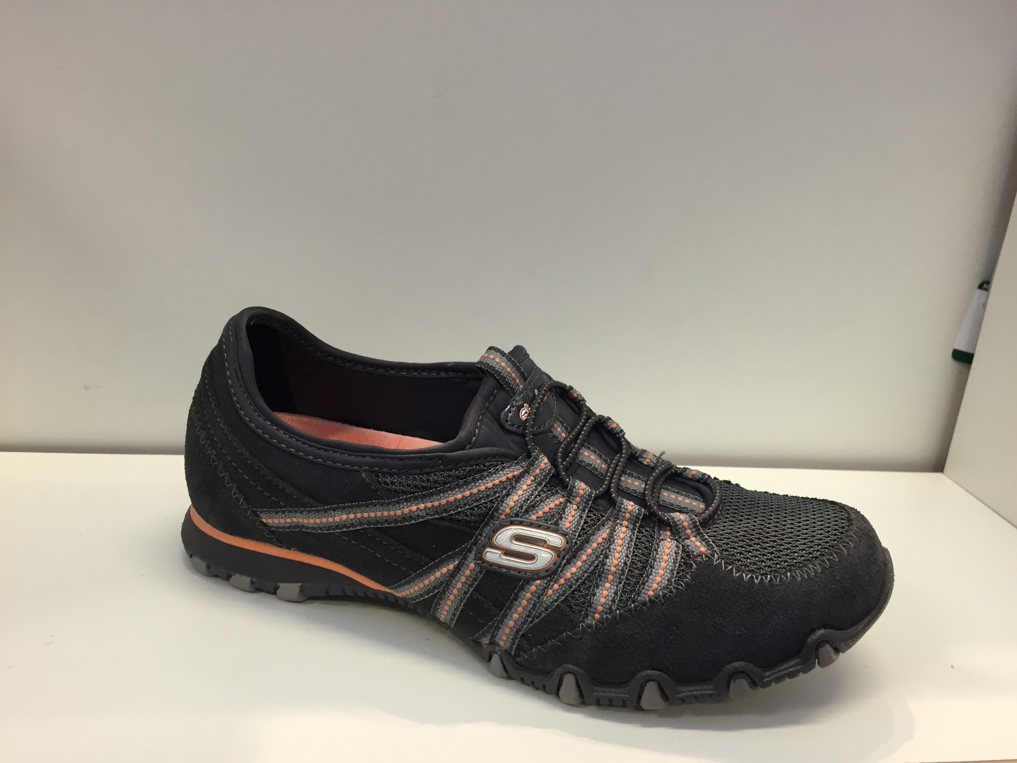 Skön Skechers-sko, grå i skinn och textil, med resår istället för snörning.