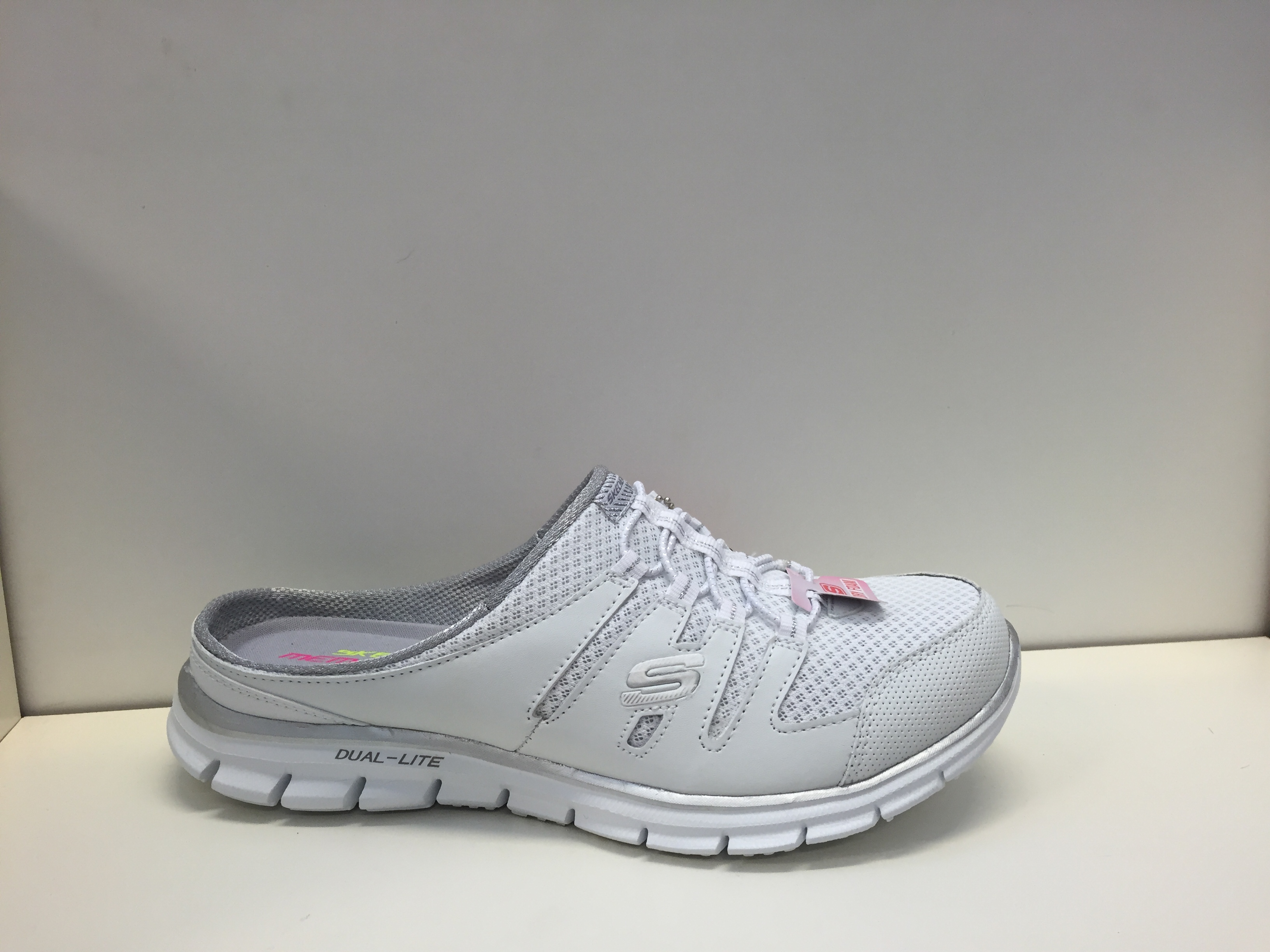 Skechers, Slip-in "Memory foam" innersula, i vitt skinn och textil. 