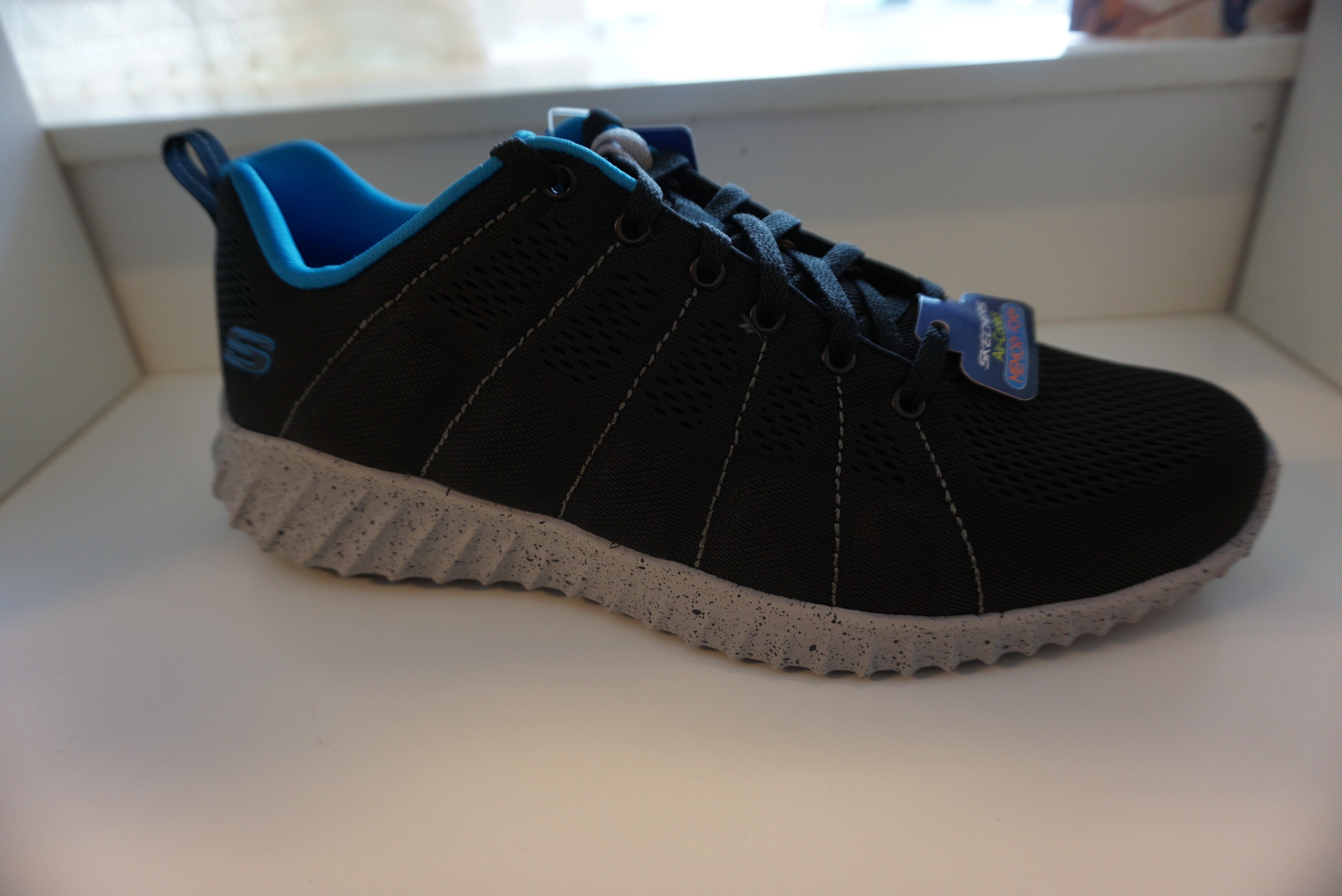 Skechers Herrsko "Air Cooled"  Svart/blå,  med Memory Foam innersula.