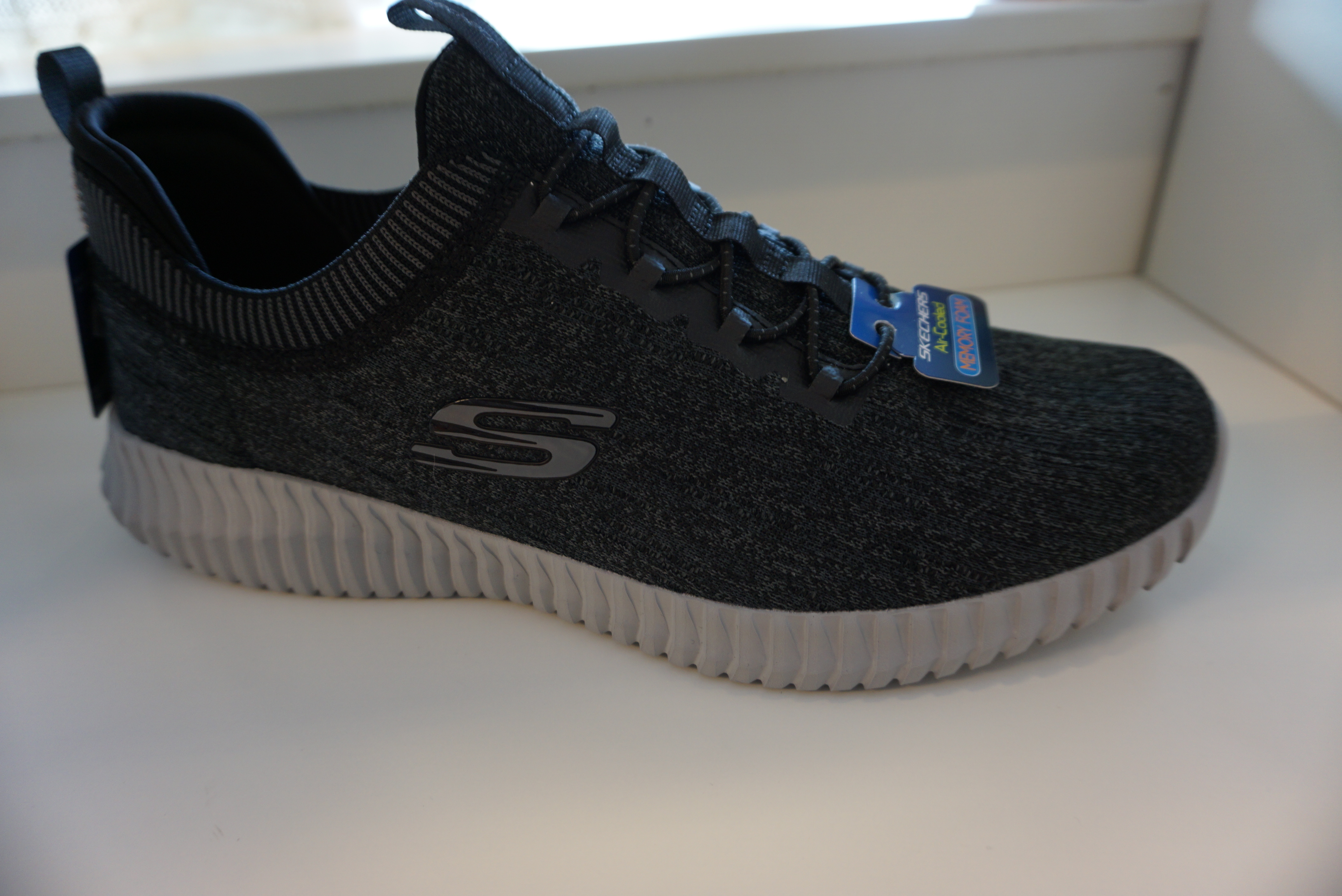 Skechers Herrsko  "Air Cooled" och Memory Foam innersula, grå textil med resår istället för snörning.