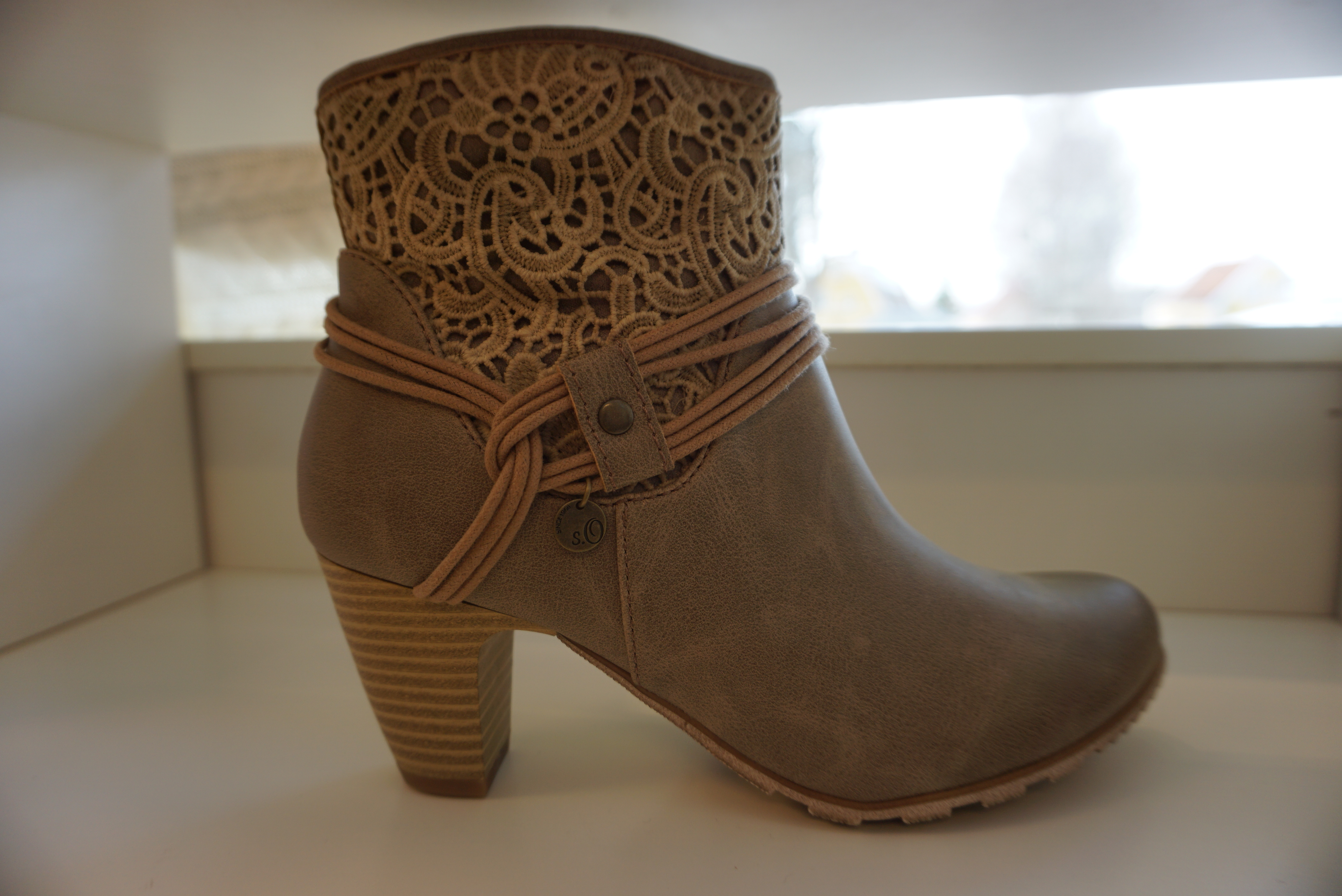 Fin känga med 6,5 cm klack. Soft Foam - innersula. Beige med spets.   s.Oliver