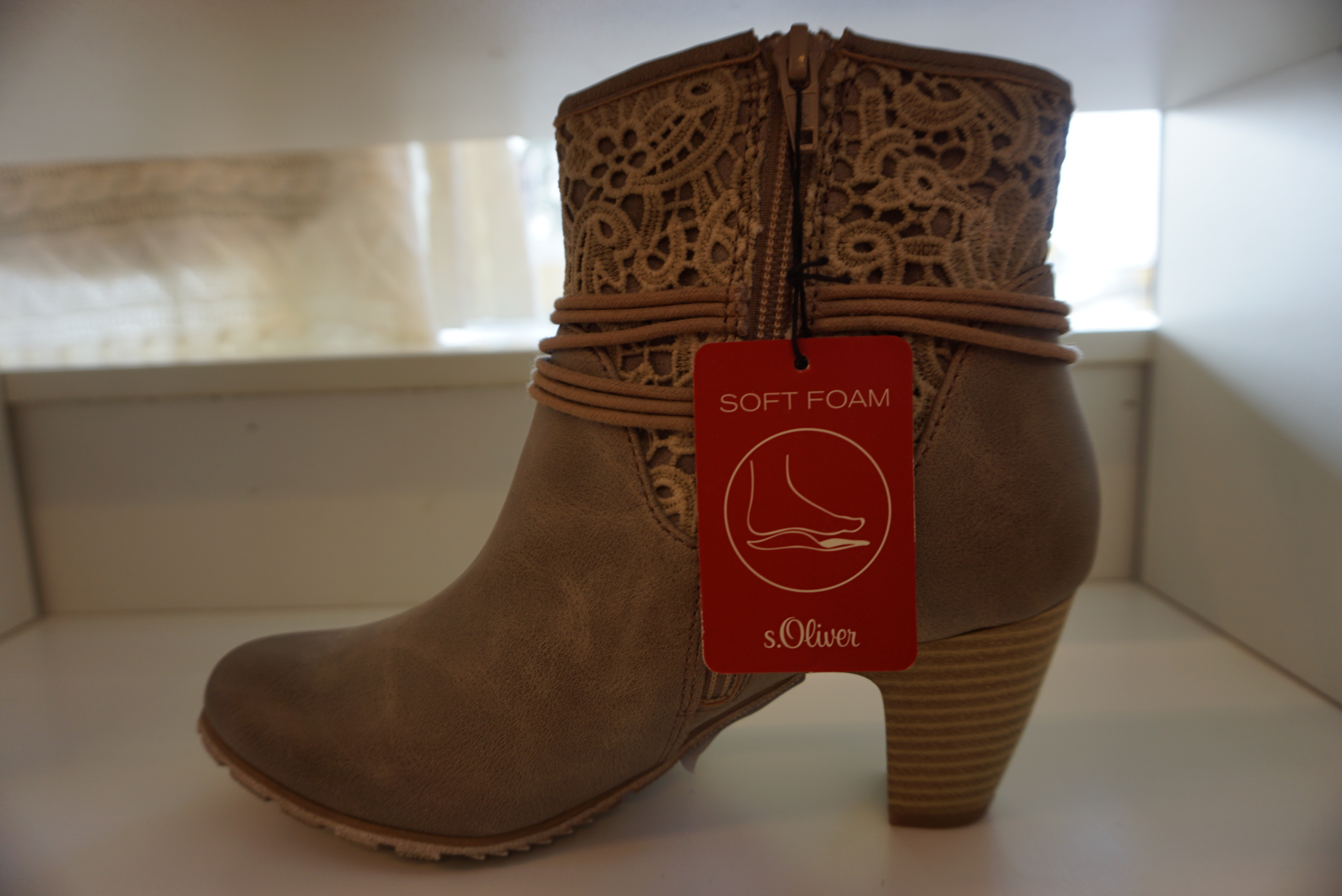 Fin känga med 6,5 cm klack. Soft Foam - innersula. Beige med spets.   s.Oliver - 2