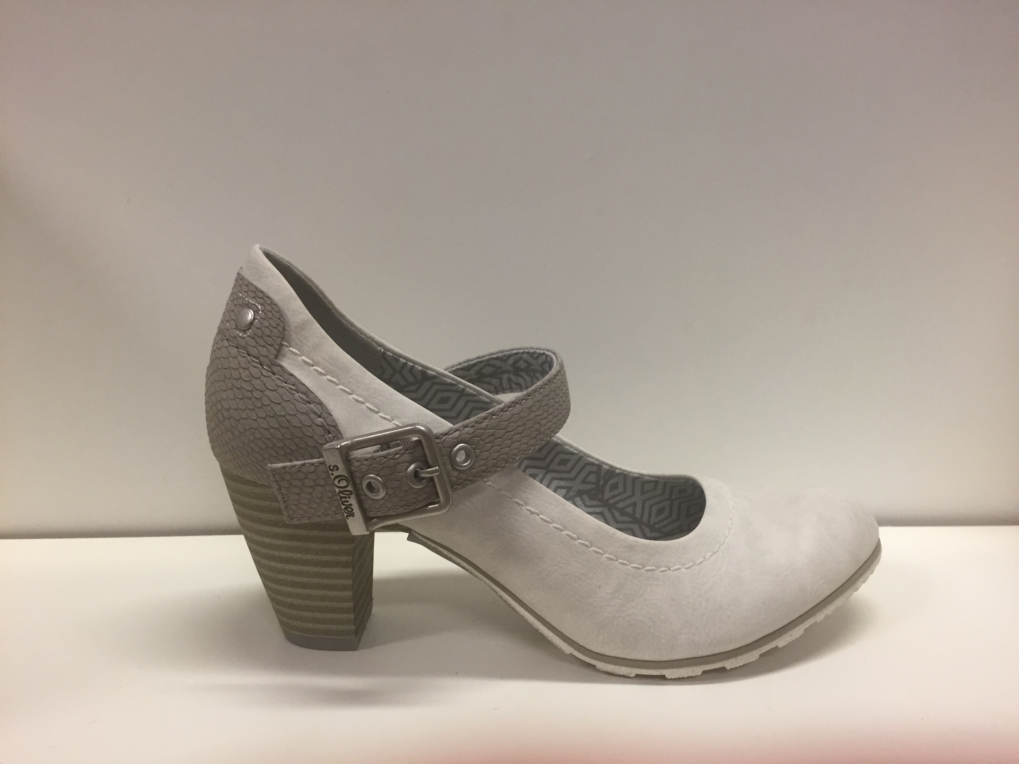 Fin-sko "s.Oliver" ljusbeige nappa imitation. Klacken är 6,5 cm. - 2