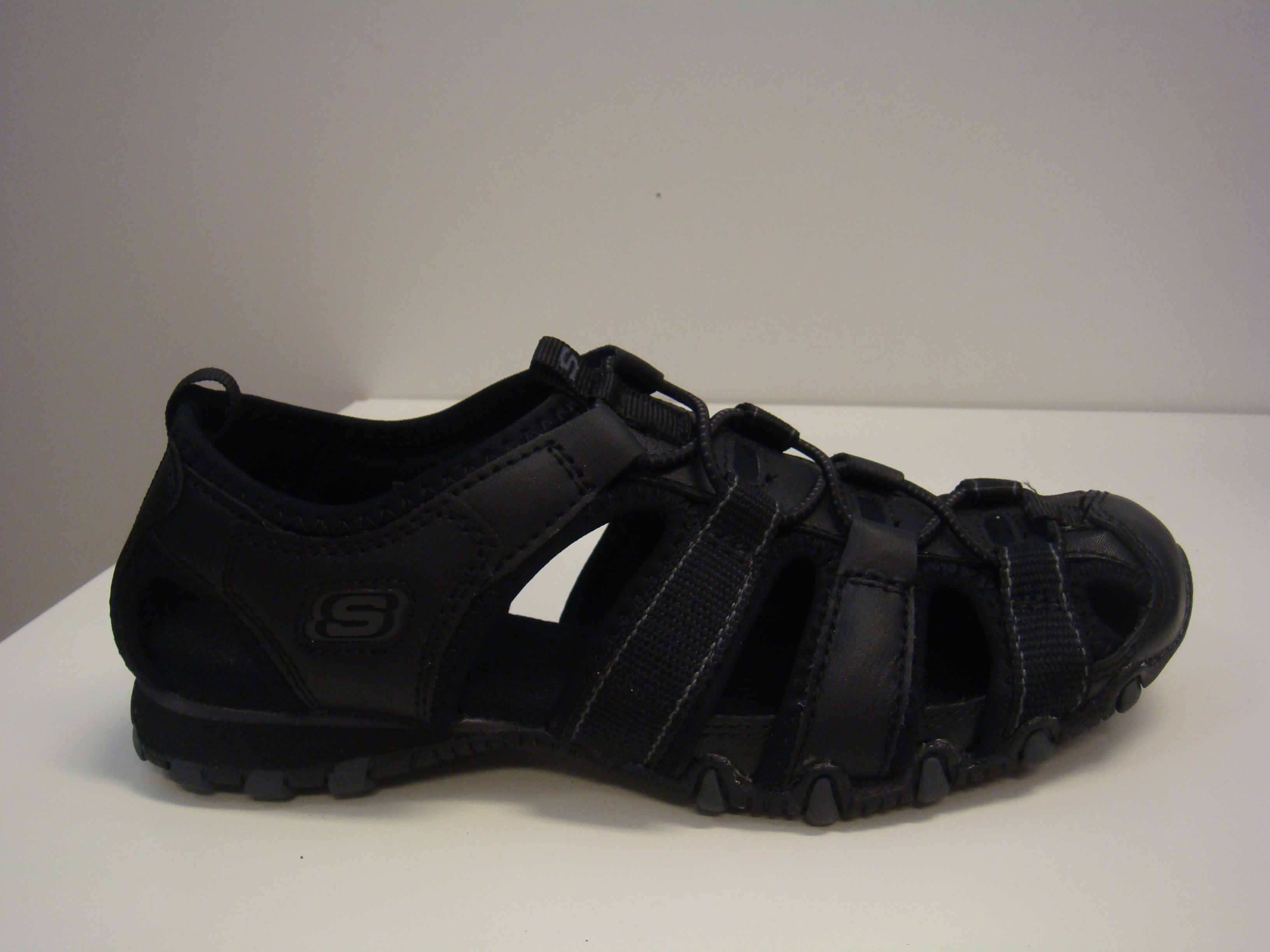 Svart skinnsandal  Skechers