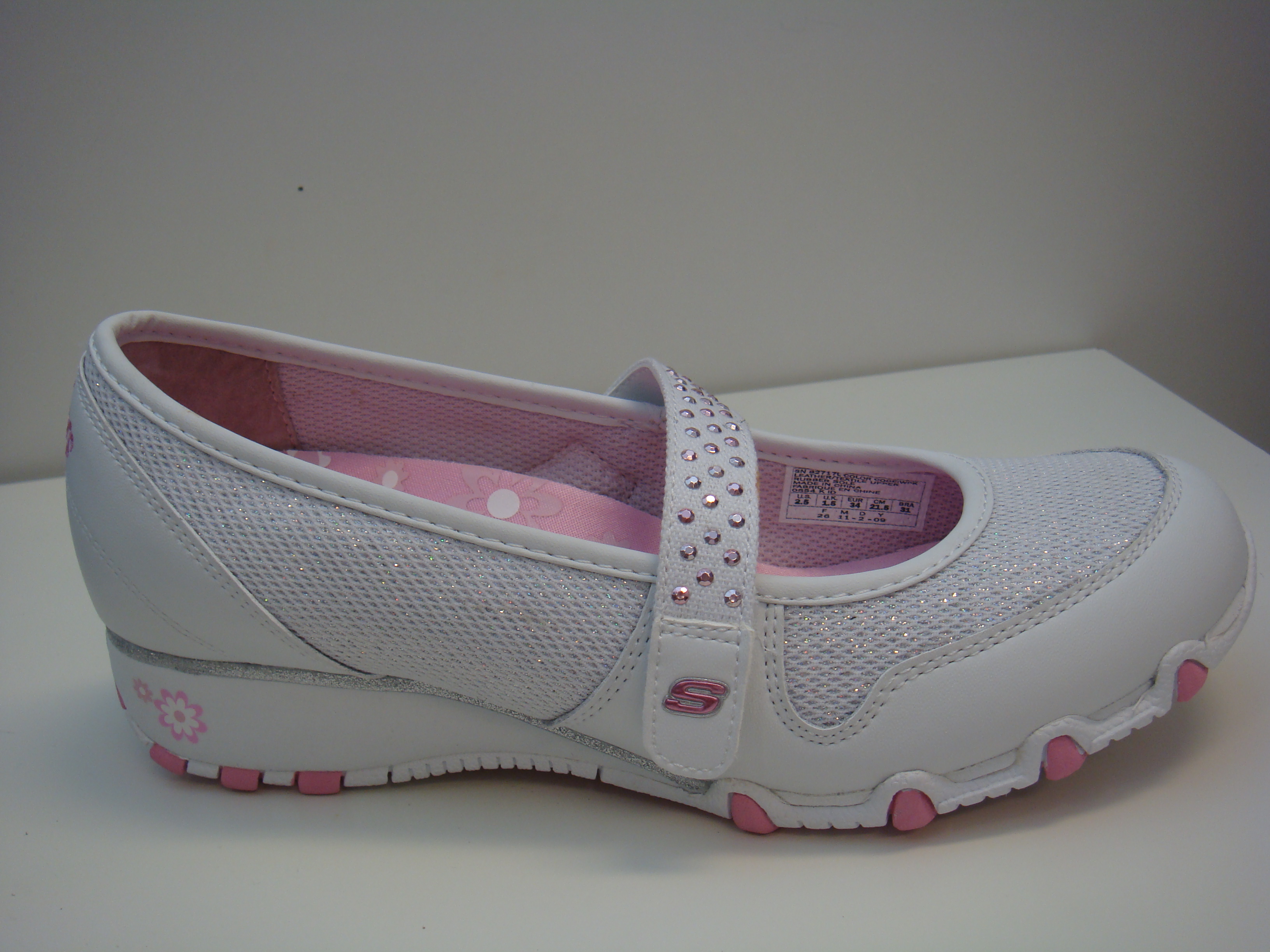 Ballerina "Pretty tales" vita med rosa detaljer och glitter. Skechers