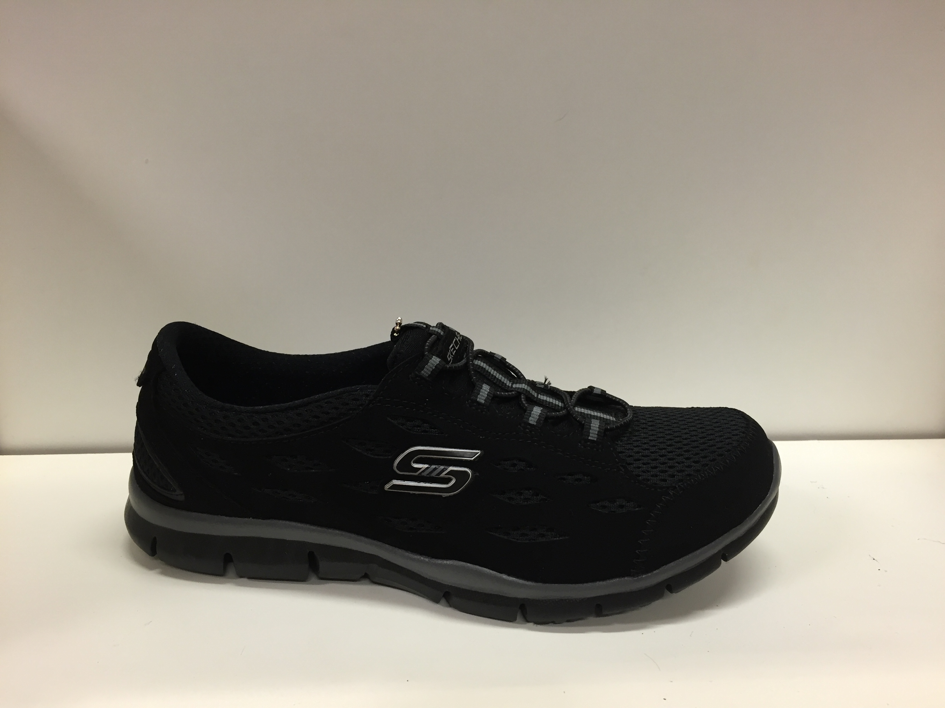 Skechers-sko med resår istället för snörning. Innersula "Memory Foam"
