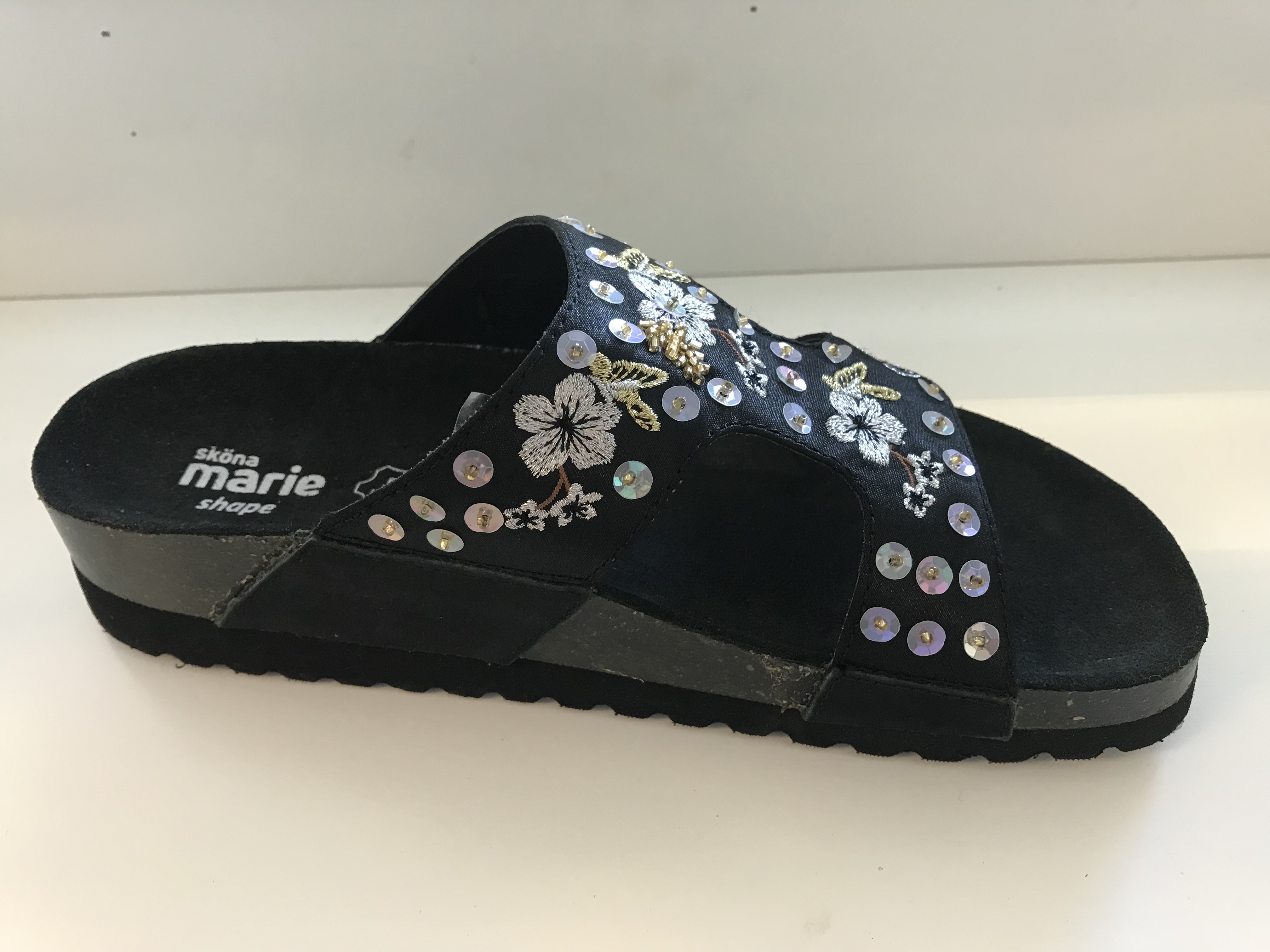 Biosandal "THEIA"  Sköna Marie. Svart med paljetter och brodyr. Uppbygd innersula i skinn. - 2
