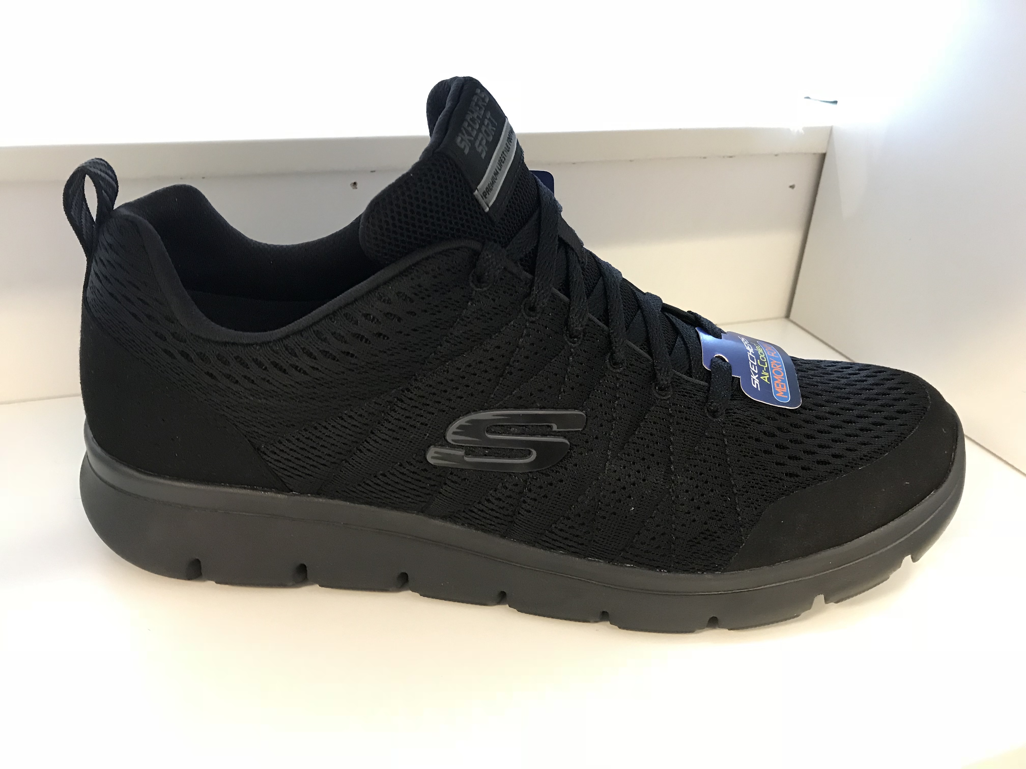 SKECHERS Herrsko.  Waterproof material. Med Memory  Foam innersula. Snörning.