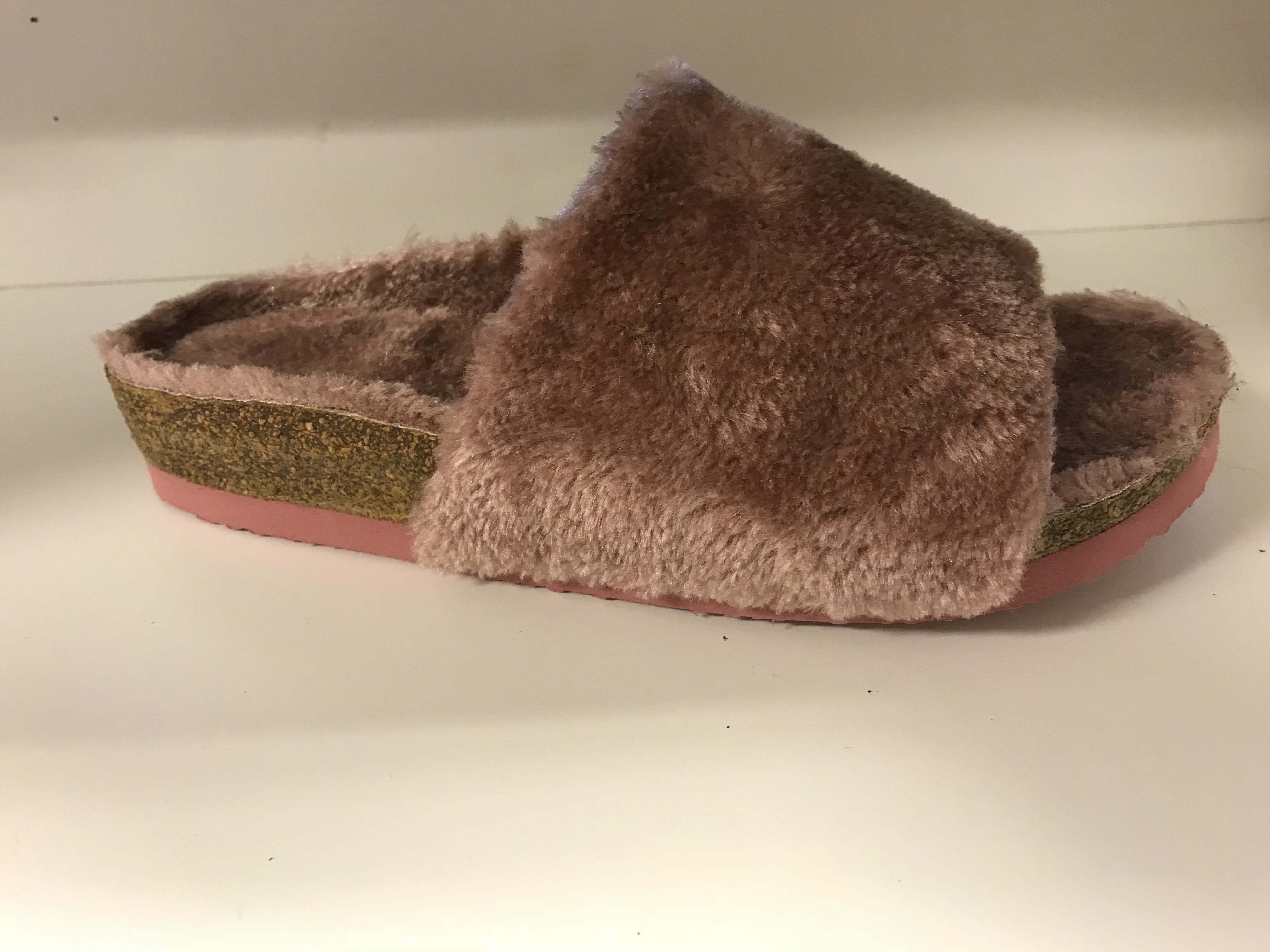 Biosandal med rosa lurvigt foder.  "Sköna Marie"