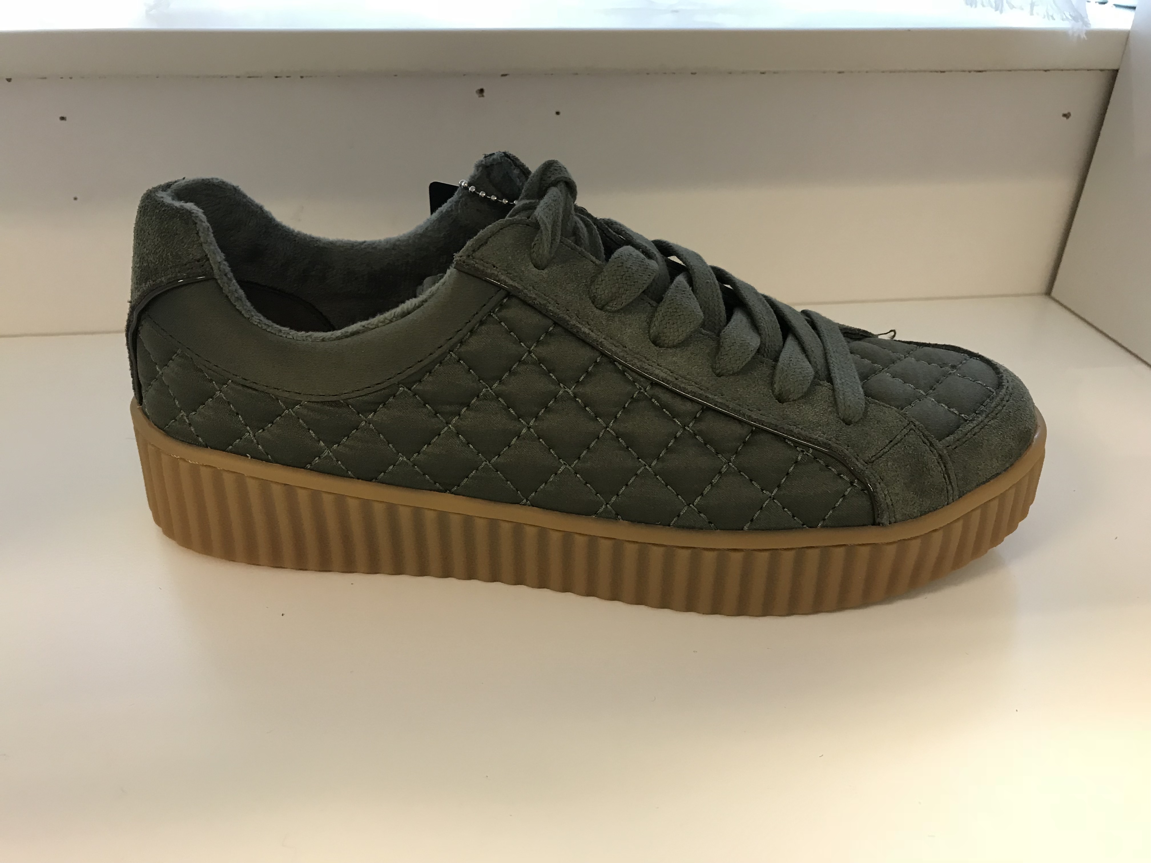 SKECHER STREET  ny modell i olivgrön mocka och textil. Tuff,  skön och stabil.