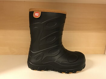 PAX Barn- Allvädersstövel.  Material som isolerar mot kylan , väldigt lätta. Fodret är en ullmix som gör att små fötter håller sig torra och sköna även om det skulle bli för varmt i stöveln.  