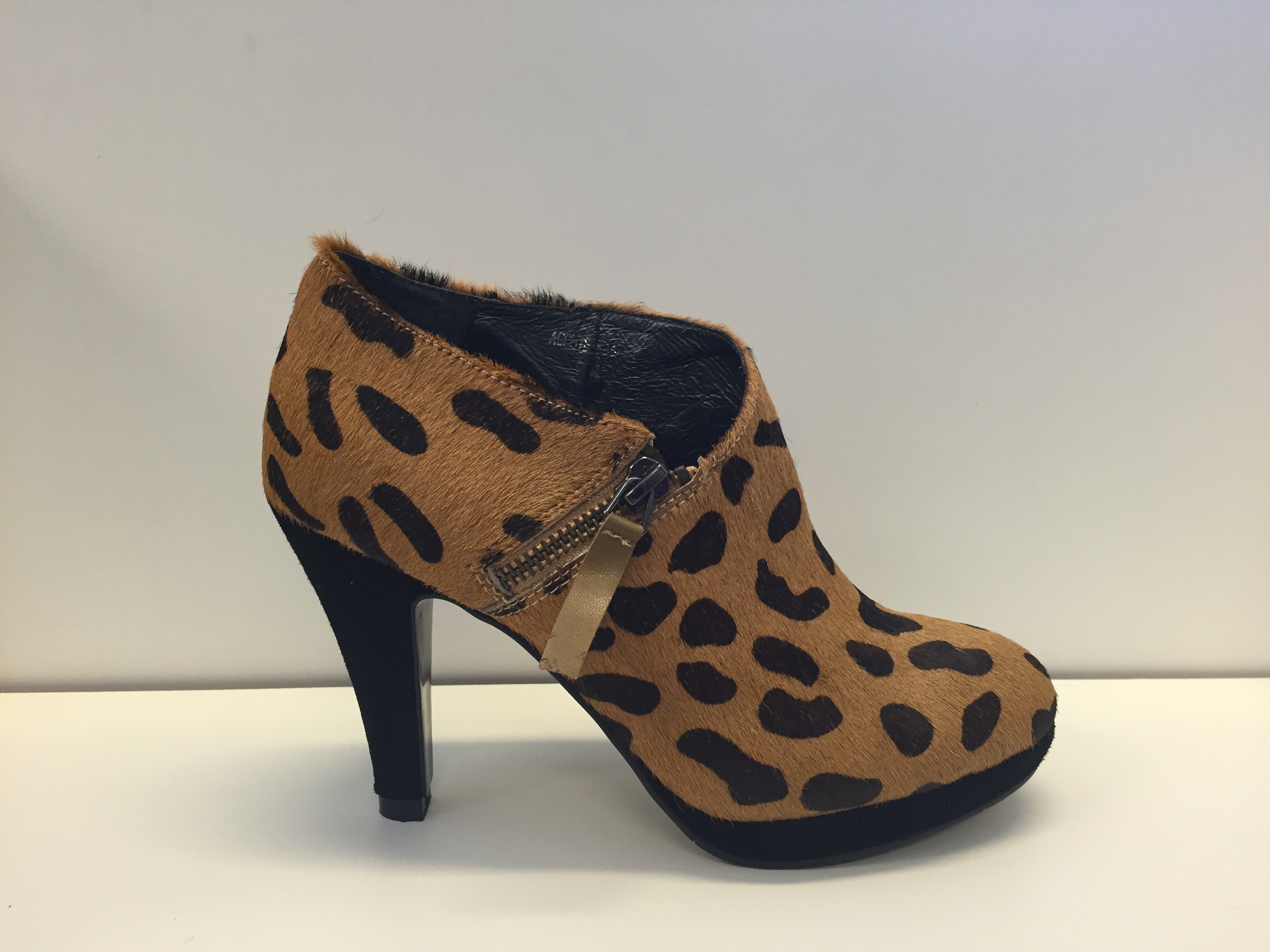 "Leopard"-mönstrad finsko med en liten dragkedja på sidan.
