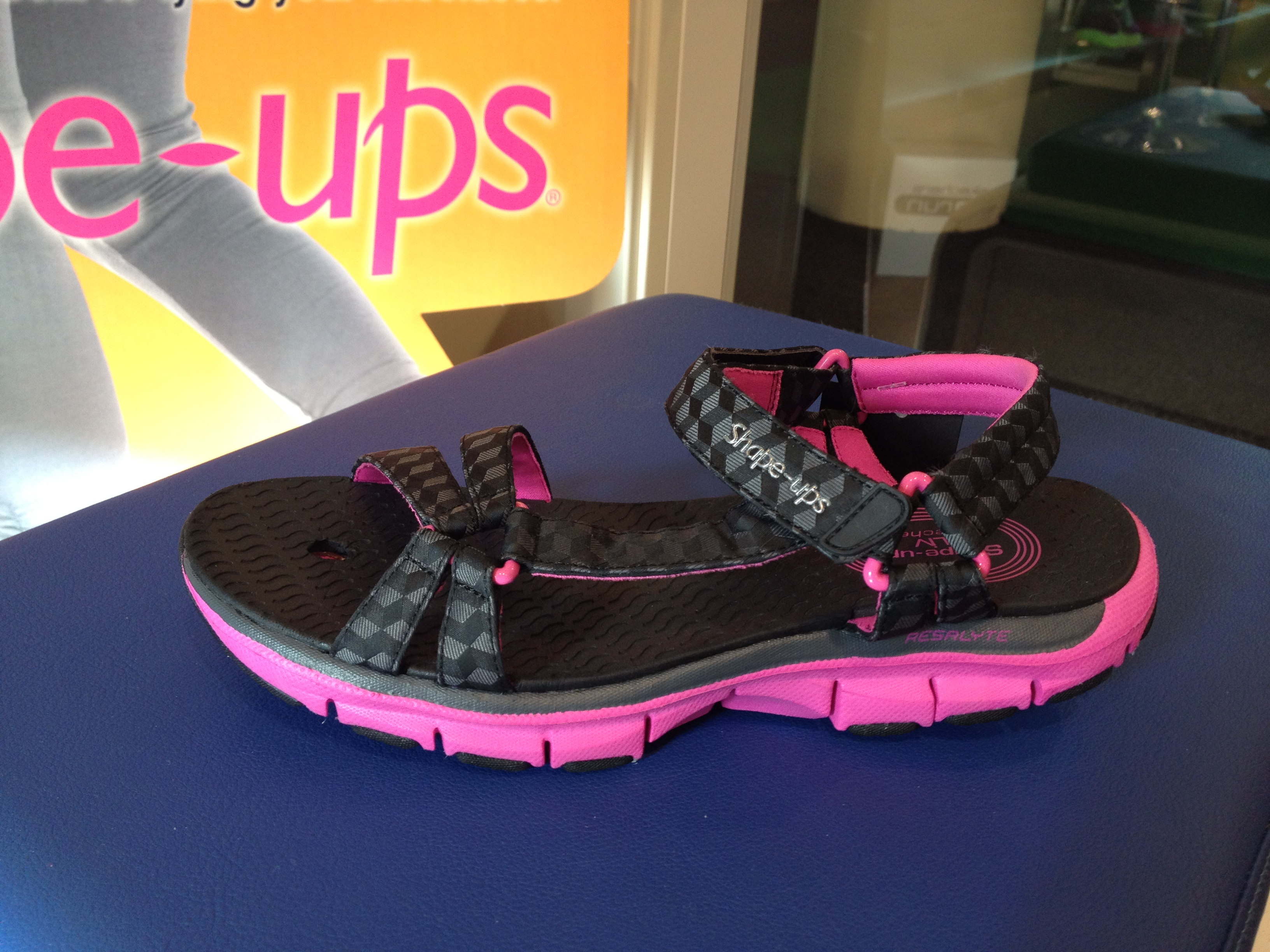 Sandal Skechers Shape-ups, svart/cerise