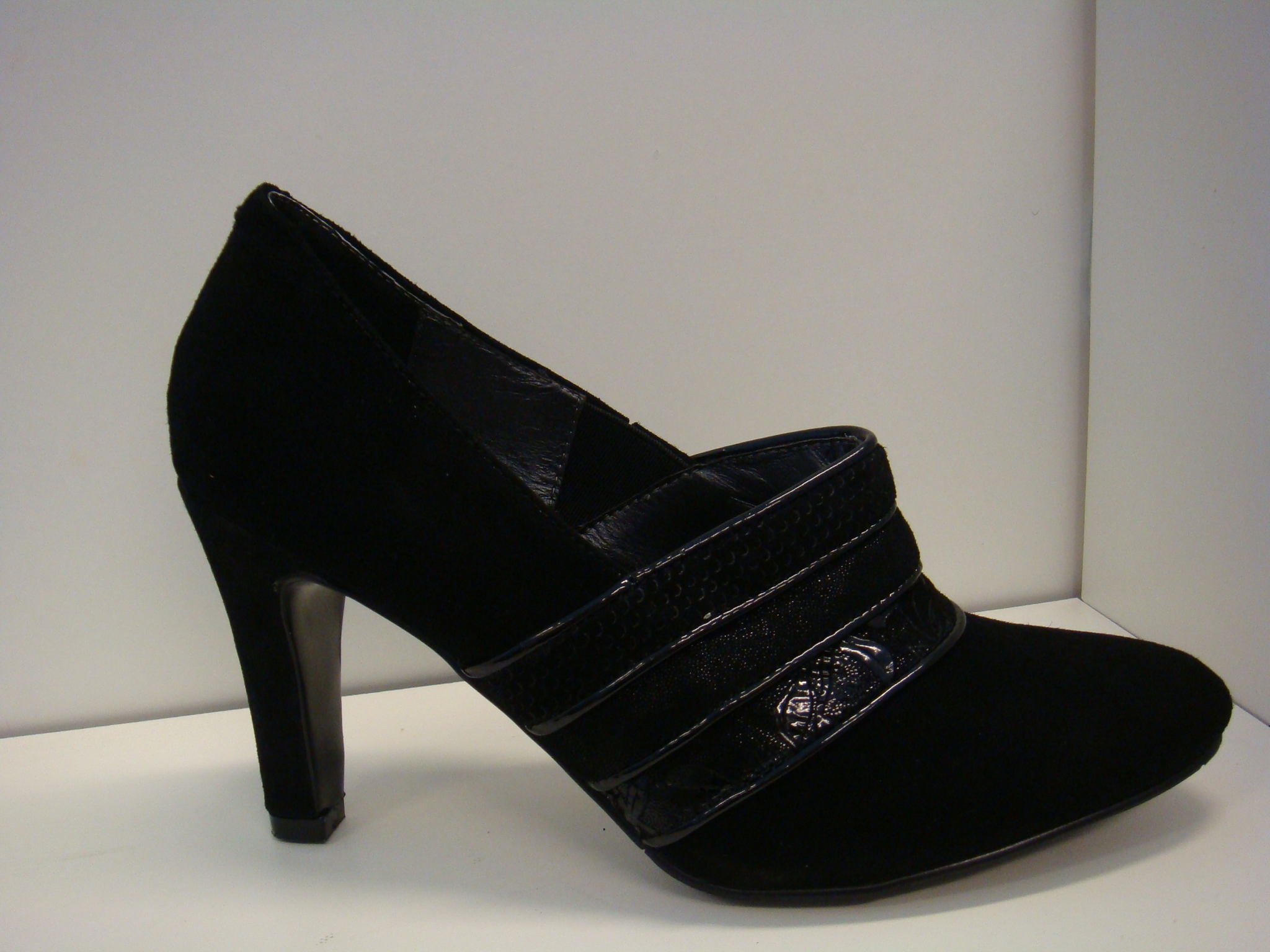 Svart elegant finsko i mocka och lack-skinn. Fiona Mc Guinness - 2