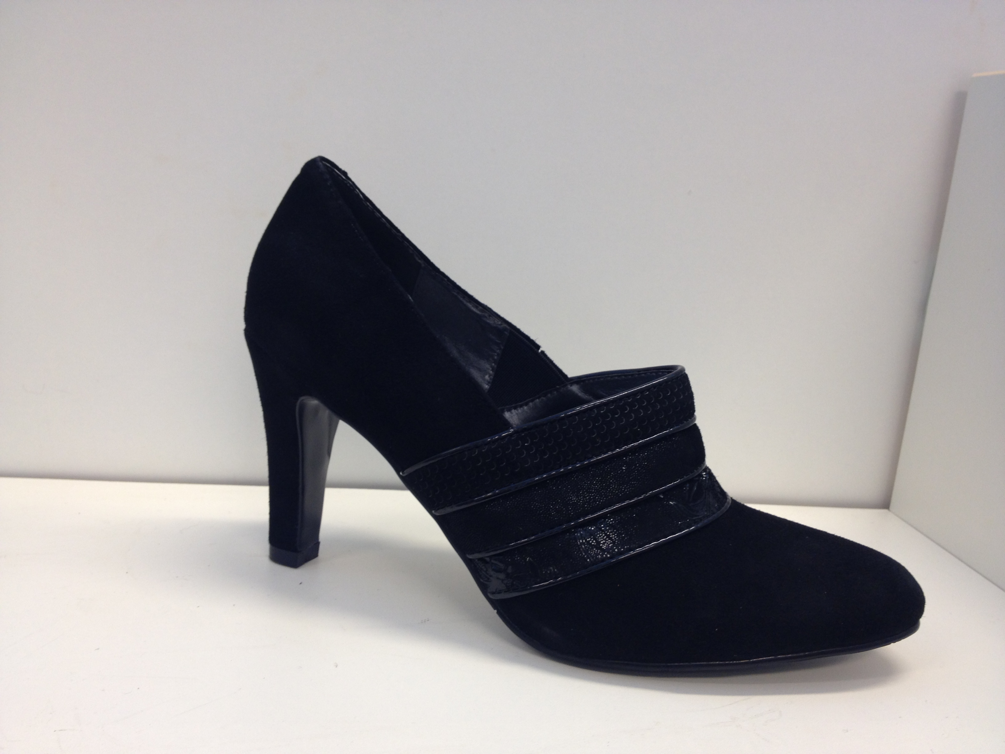 Svart elegant finsko i mocka och lack-skinn. Fiona Mc Guinness