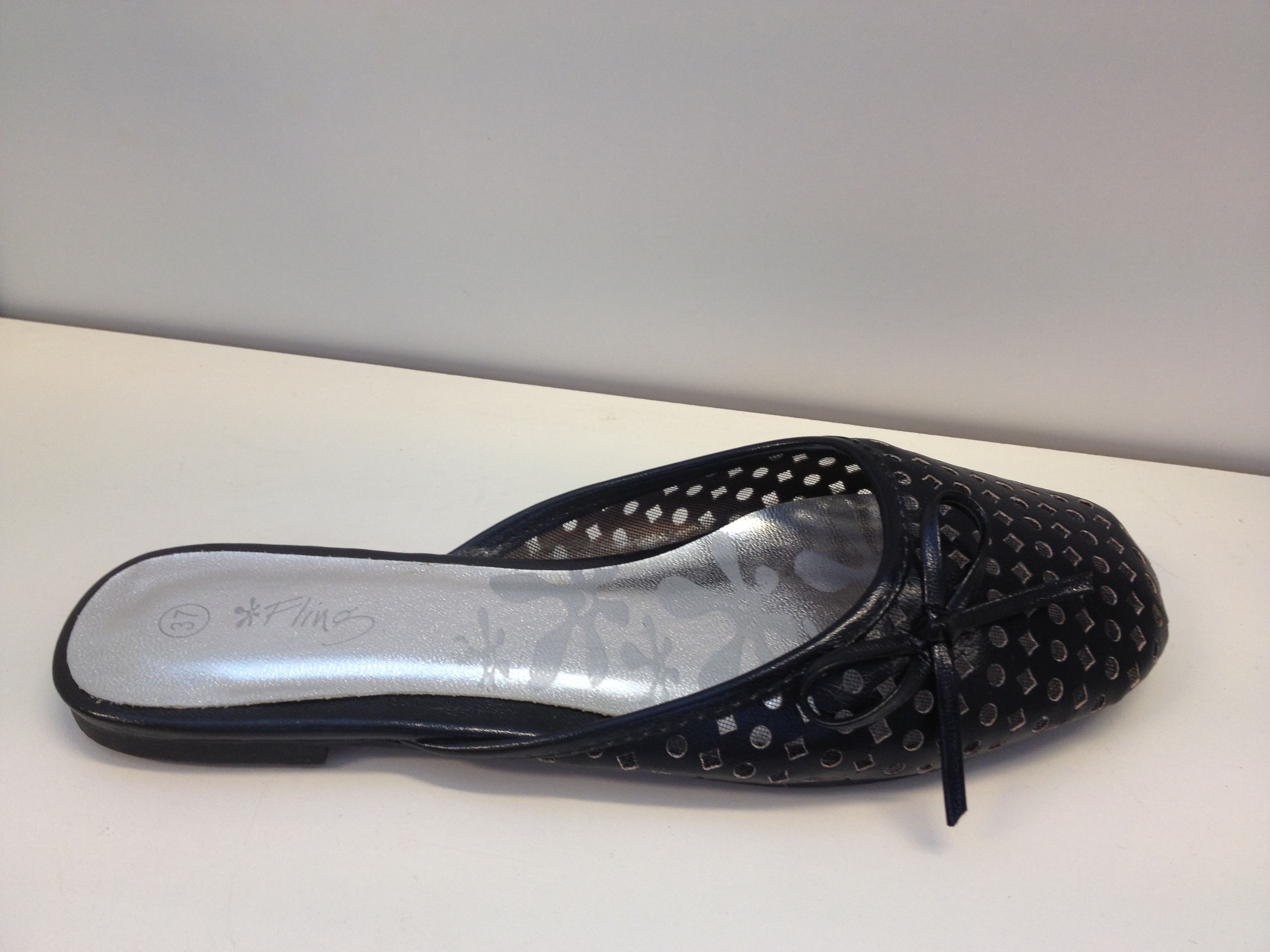 svarta slippers - 2