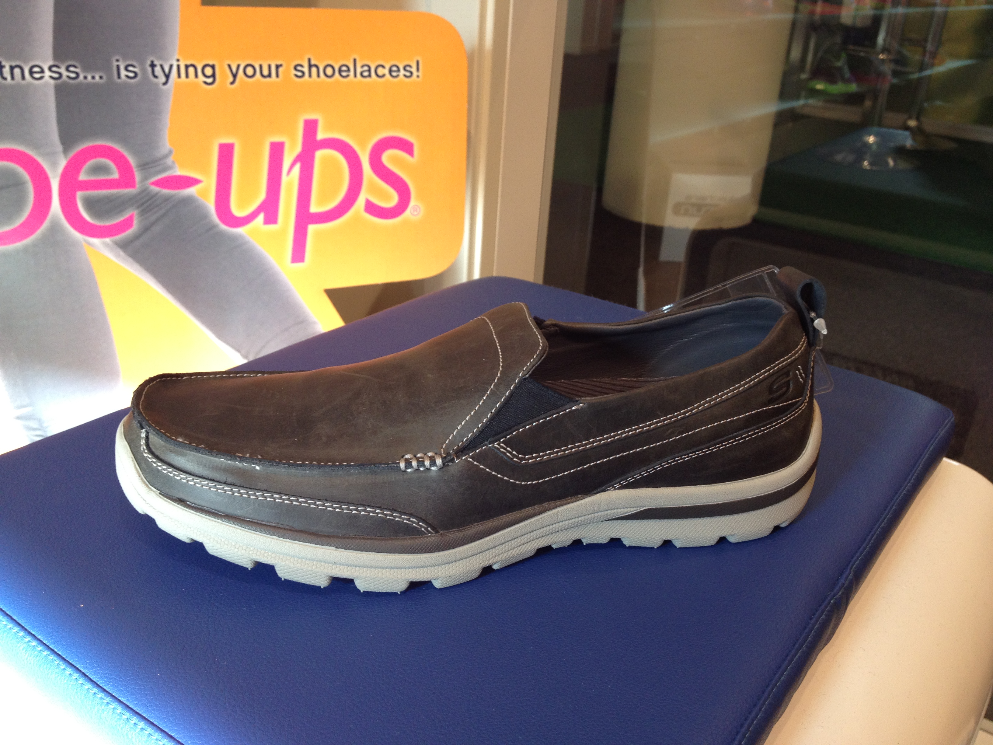 Herrsko från Skechers lätt loafer i grått skinn