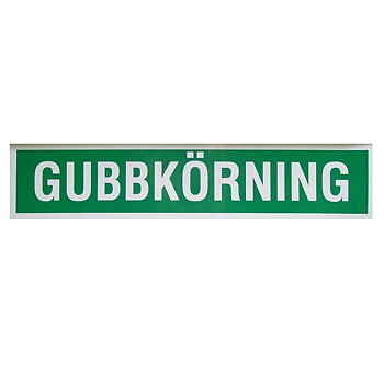 Gammel mann som kjører.