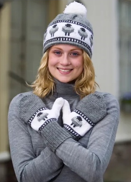 Mönster Ulrika mössa och vantar.