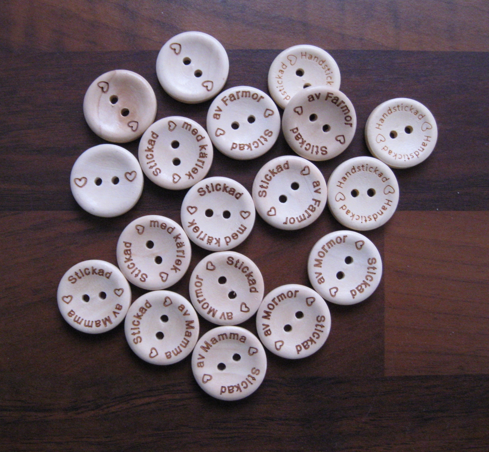 Dekorativ knapp i trä med text.