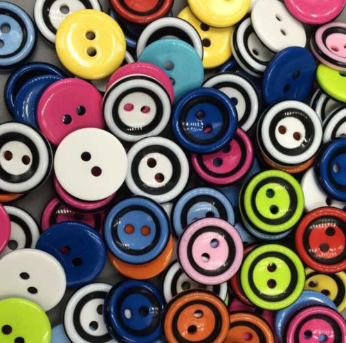 Runda tvåfärgade plastknappar 15 mm.