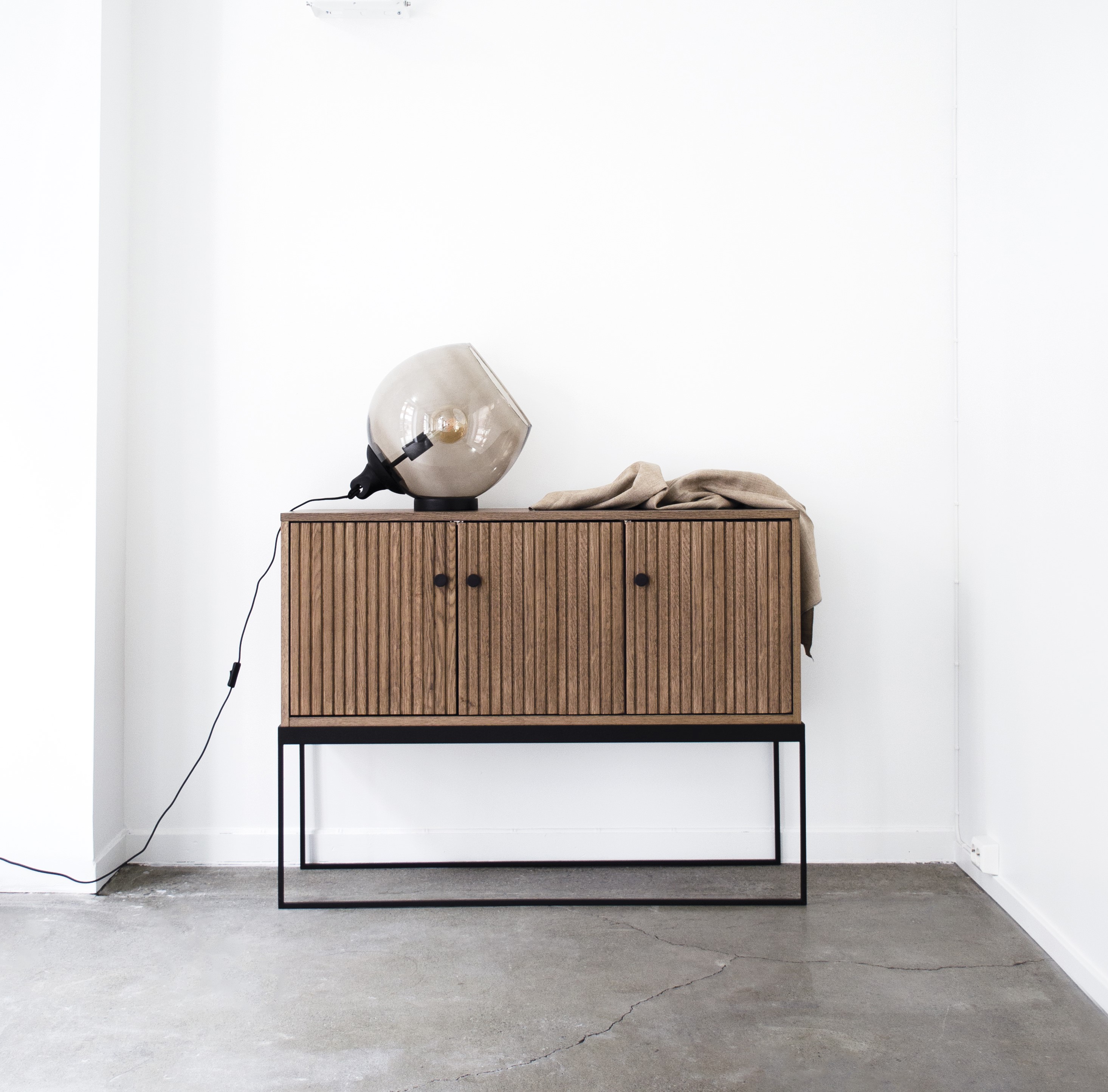 DIS sidetable - 3