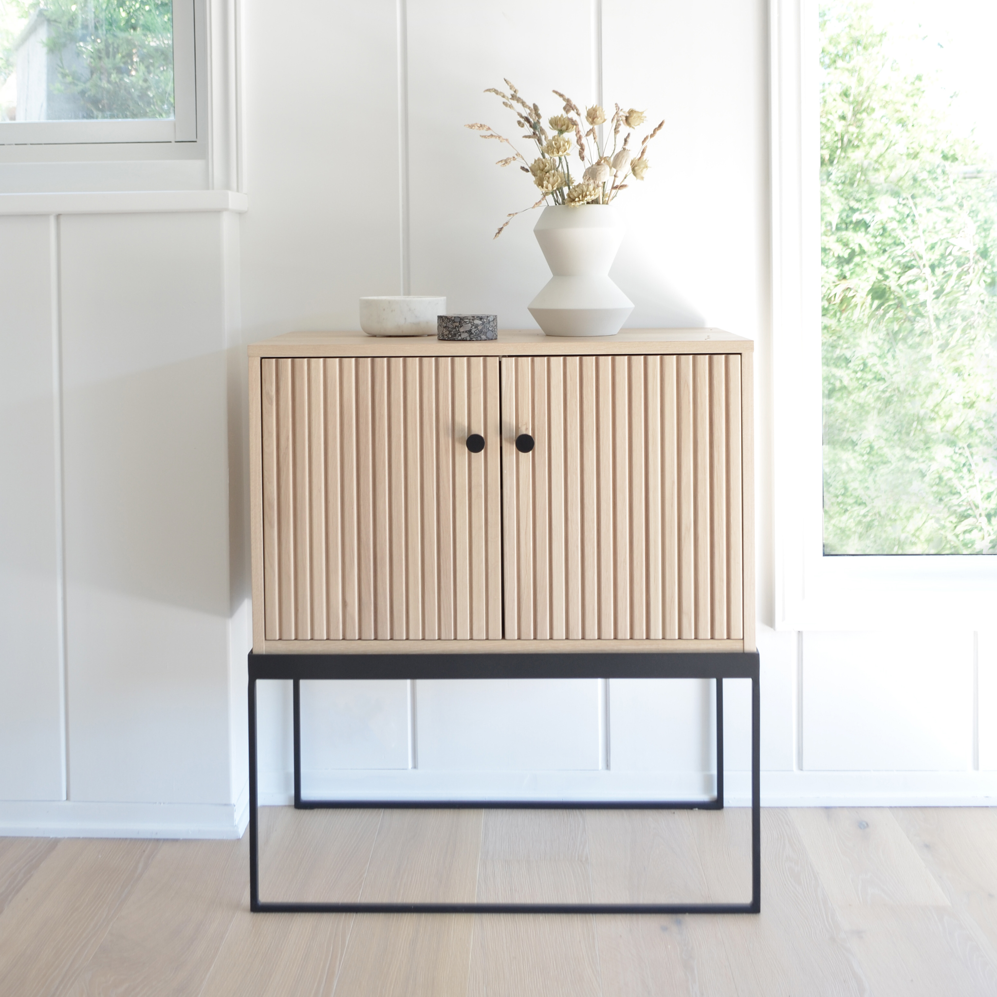 DIS sidetable