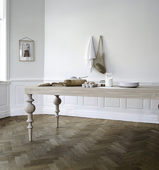 Viola dining table