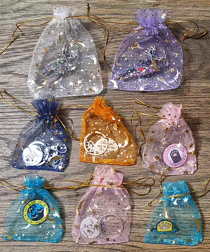 Alla smycken, nyckelringar och annat smått levereras i söt presentpåse  