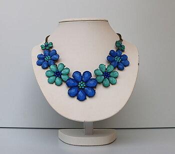 Halsband blå blommor