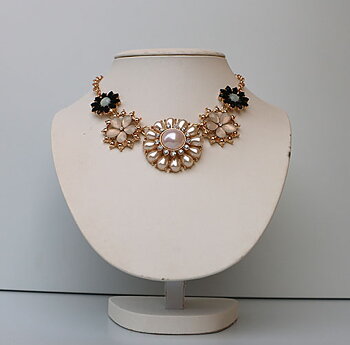 Halsband guld blommor