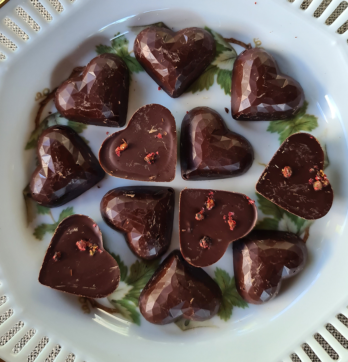 12 Lyxiga Chokladhjärtan - Rosépeppar 70% ca 75 g 