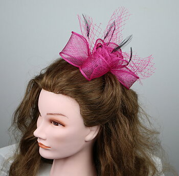 Cerise fascinator hårprydnad