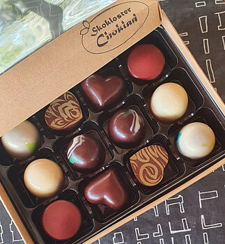 12 bitar Presentask med aktuella praliner