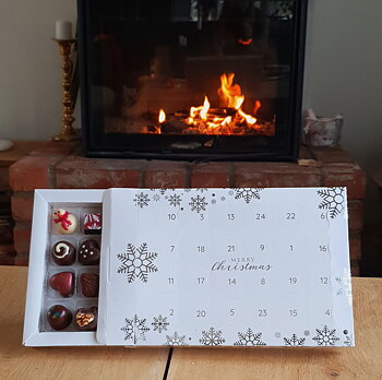 2026 Adventskalender 24 bitar med chokladpraliner
