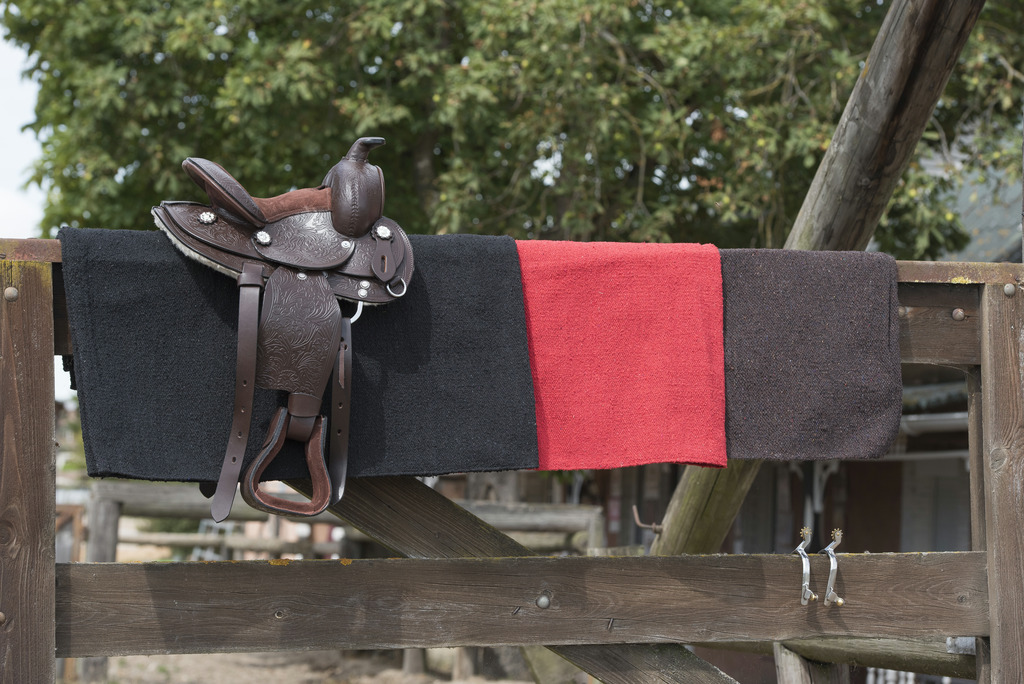 WESTRIDE Navajo Cotton/acrylic Saddle Pad, Solid Colour Burgundy - 3