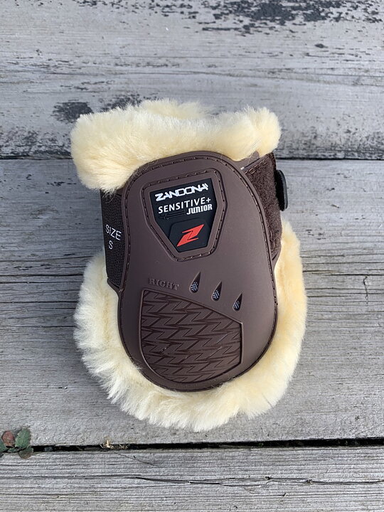 product-image Zandona Carbon Air Sensitive+ Ponny/Junior Strykkappor - Black edition - Brun