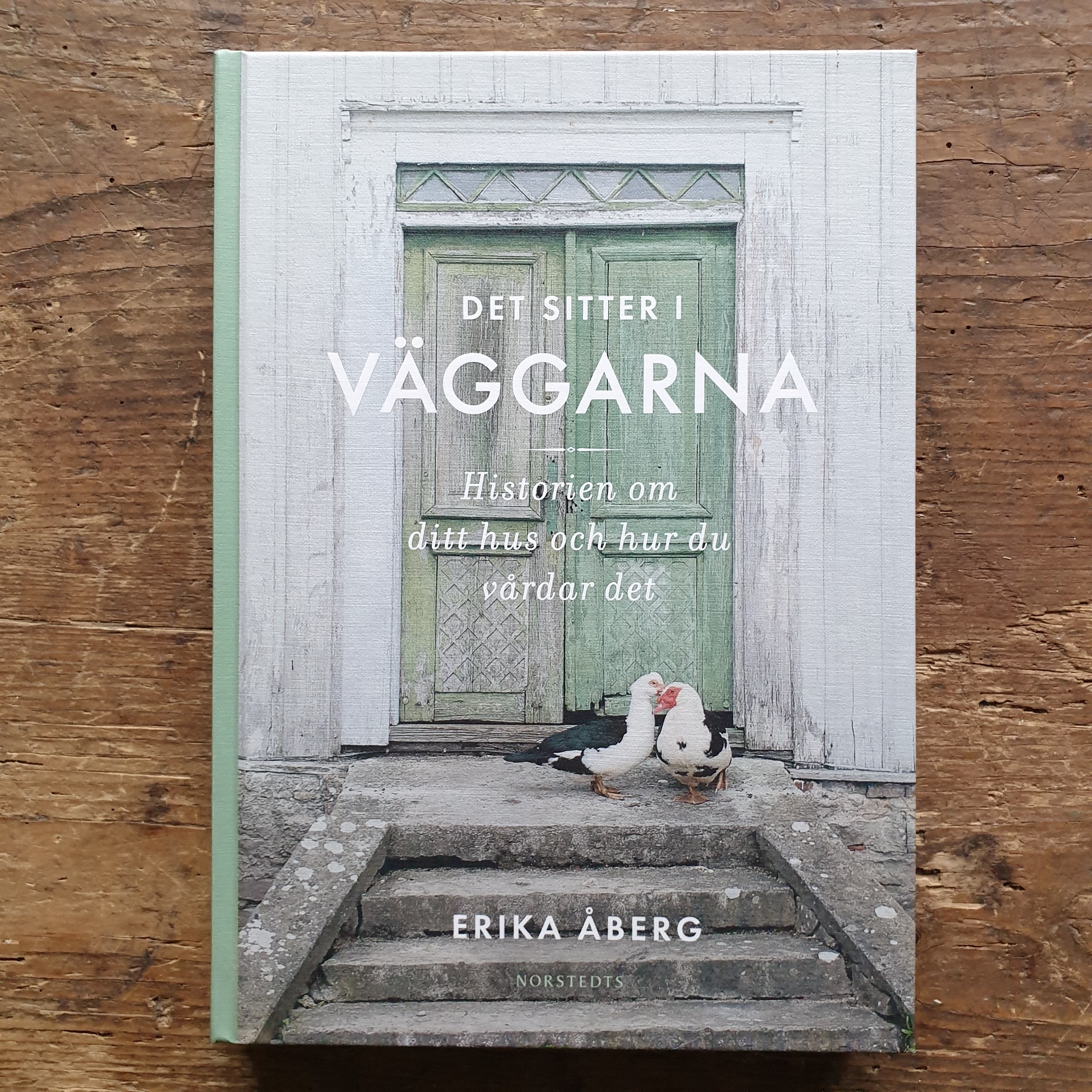 Boken "Det sitter i väggarna" av Erika Åberg
