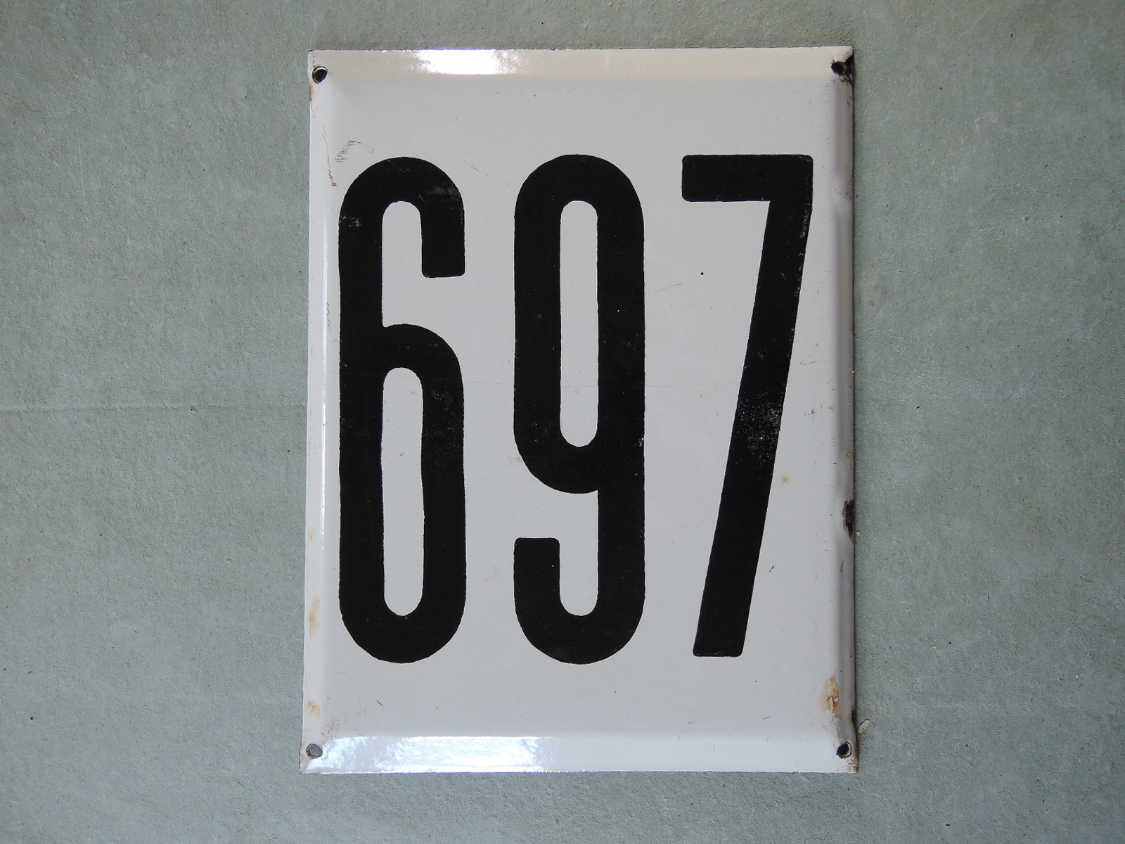 Stor gammal emaljskylt nummer 697