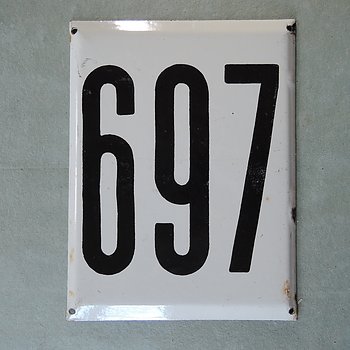 Stor gammal emaljskylt nummer 697