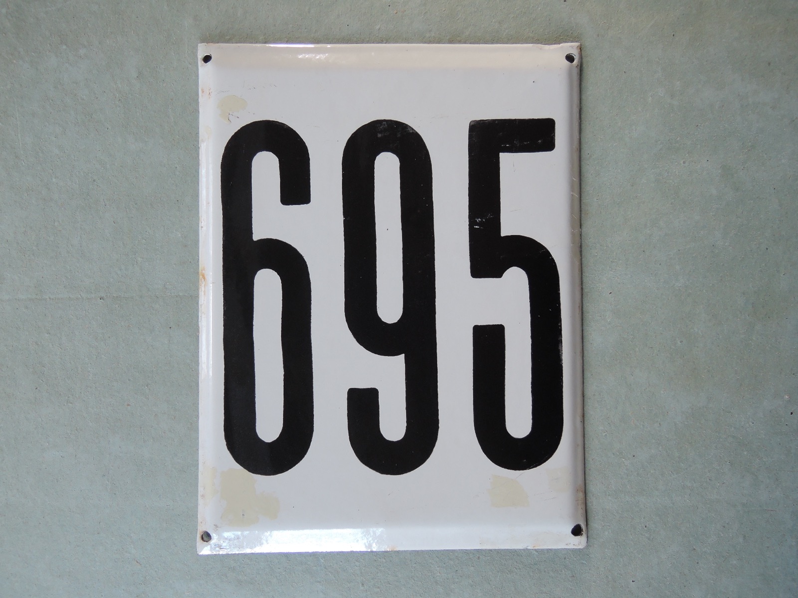 Stor gammal emaljskylt nummer 695