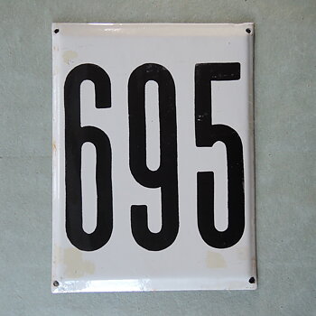 Stor gammal emaljskylt nummer 695