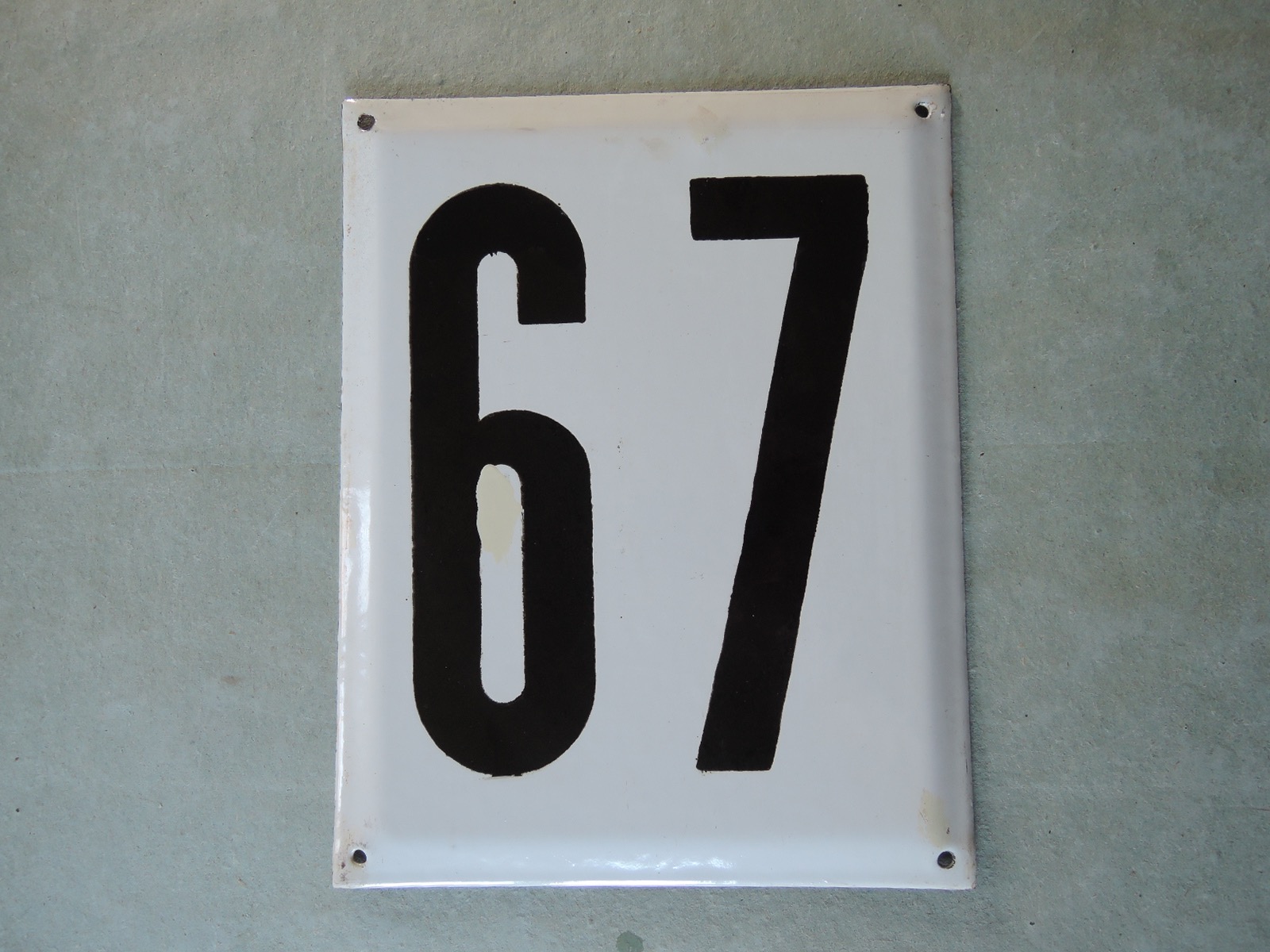 Stor gammal emaljskylt nummer 67