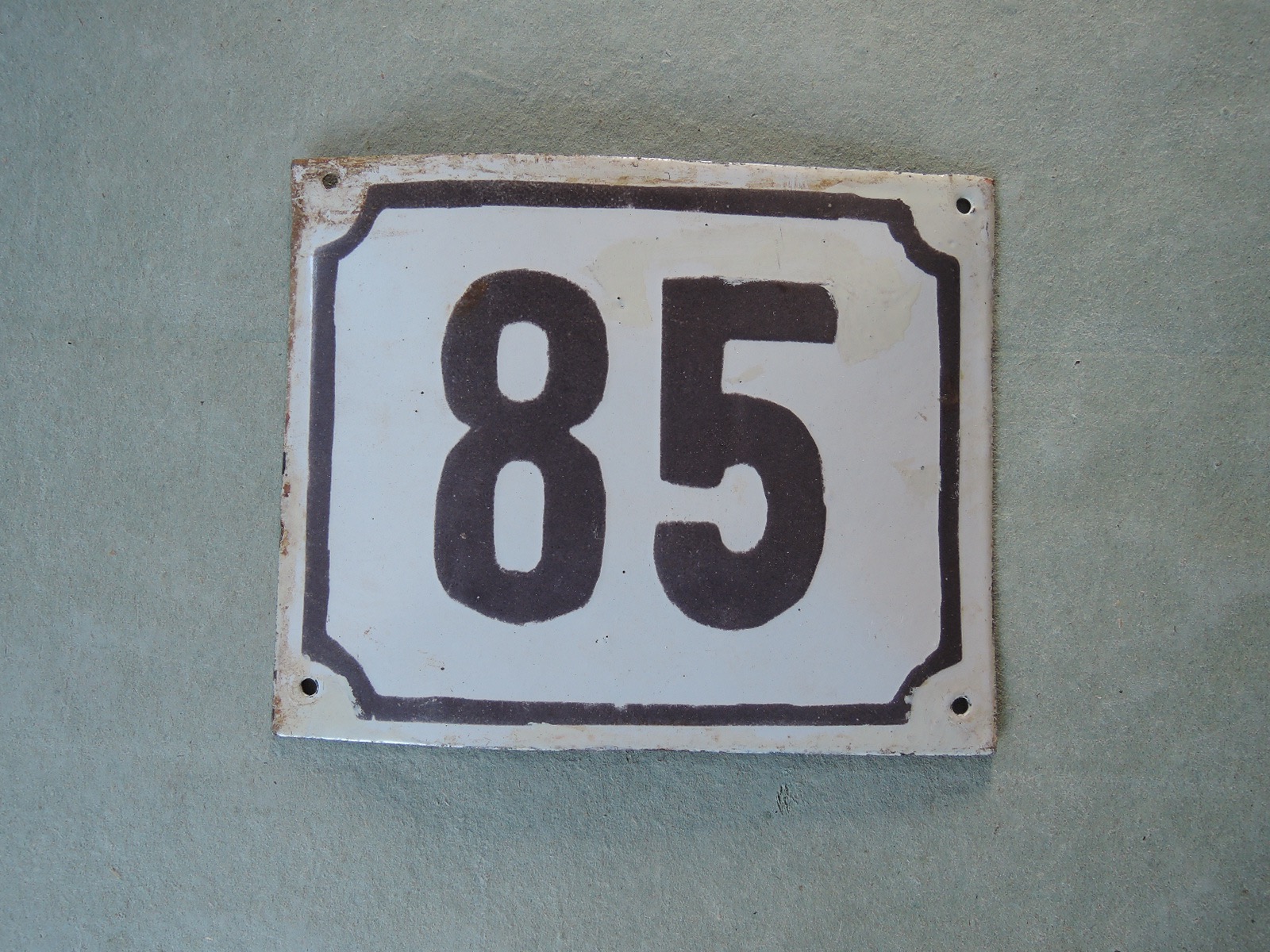 Gammal emaljskylt nummer 85
