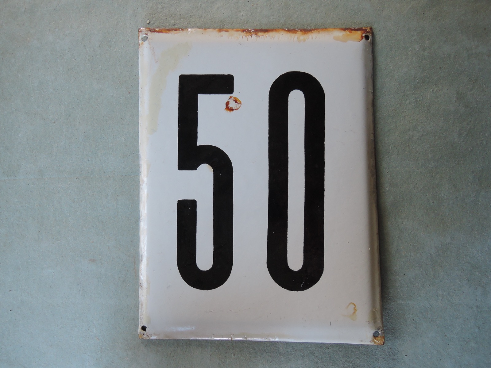 Stor gammal emaljskylt nummer 50