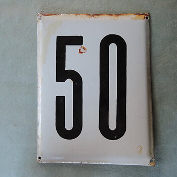 Stor gammal emaljskylt nummer 50